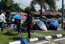 உண்ணாவிரதப் போராட்டத்தை முடித்துக் கொண்ட சொஸ்மா கைதிகளின் குடும்பத்தினர்