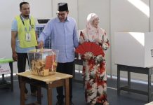 பிரதமர் தம்பதியர் பெர்மாத்தாங் பாசீர் வாக்கு சாவடியில் வாக்களித்தனர்