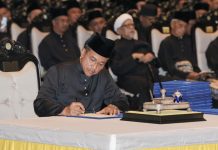 இரண்டாவது முறையாக அஹமட் சம்சூரி தெரெங்கானு மந்திரி பெசாராக பதவியேற்றார்