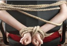 வெளிநாட்டுப் பெண்ணை கடத்தி சென்று பிணைத்தொகை கேட்டு மிரட்டிய இருவர் கைது