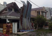 இரும்பு கூரை பறந்து வந்து வீட்டின் முன்புறம் விழுந்ததால் பரபரப்பு