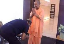 இந்தியாவின் உ.பி. மாநில முதல்வர் காலை தொட்டு வணங்கிய நடிகர் ரஜினிகாந்த்