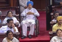 சக்கர நாற்காலியில் மாநிலங்களவைக்கு சென்ற இந்திய முன்னாள் பிரதமர் மன்மோகன் சிங்