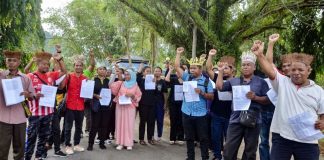 நில ஆக்கிரமிப்பு நடவடிக்கைகள் குறித்து பழங்குடியினர்கள் போலீசில் புகார்