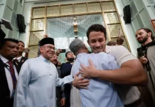 Anwar pimpin Andrew bersyahadah peluk Islam di New York