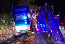 Bas ekspres dua tingkat terbabas -Tiga maut