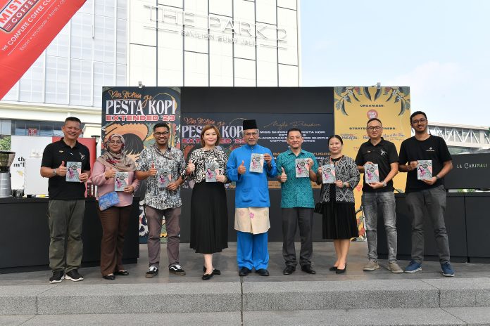 FOTO 4. YBHG. DATUK MUSA HAJI YUSOF, TIMBALAN KETUA PENGARAH (PROMOSI) TOURISM MALAYSIA BERSAMA WAKIL PENGANJUR