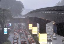 கிள்ளான் பள்ளத்தாக்கில் வீசிய பலத்த காற்றினால் மரங்கள் வேரோடு சாய்ந்தது; போக்குவரத்து நெரிசல்