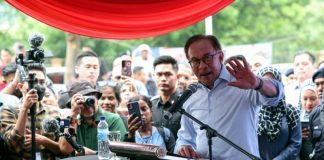 Pekerja asing di kedai emas, tekstil dan kedai gunting rambut – PM lulus