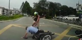 மோட்டார் சைக்கிளில் சென்றவரை சட்டையணியாத ஒருவர் தாக்கிய சம்பவம் குறித்து போலீஸ் விசாரணை