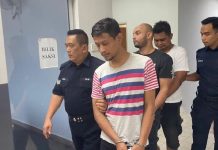 ஜோகூரில் ஆயுதம் ஏந்தி கொள்ளை: மூவர் மீது குற்றச்சாட்டு