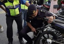 கைவிரல் அளவில் வாகனப் பதிவெண்; மோட்டார் சைக்கிள் ஓட்டிக்கு அபராதம்