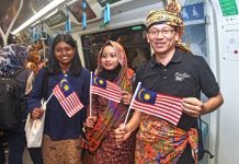 ‘Keretapi Sarong’ kembali meriahkan sambutan Hari Malaysia