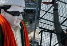 எம்ஜிஆர் சிலைக்கு காவித் துண்டு அணிவித்ததால் பரபரப்பு