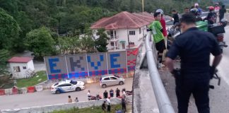 சாலைத் தடுப்பில் மோதி, பாலத்திலிருந்து கீழே விழுந்ததில் மோட்டார் சைக்கிள் ஓட்டுநர் படுகாயம்