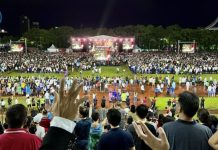 20,000 க்கும் மேற்பட்ட கிறிஸ்தவர்கள் கனத்த மழை பெய்தாலும் கூச்சிங்கில் வெளிப்புற பெண்டகோஸ்டாவில் (Malam Pentakosta) கொண்டாட்டத்தில் கலந்து கொண்டனர்.