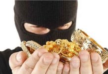 சூதாட்டக் கடனை அடைக்க, தங்கக் கடையில் கொள்ளை முயற்சி; முன்னாள் நிறுவன மேலாளர் கைது