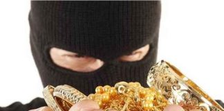 சூதாட்டக் கடனை அடைக்க, தங்கக் கடையில் கொள்ளை முயற்சி; முன்னாள் நிறுவன மேலாளர் கைது