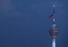 KL Tower ஆன்டெனாவில் நிறுவப்பட்ட பிரமாண்டமான தேசிய கொடி