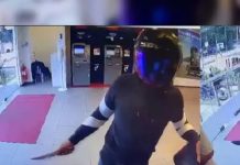 பெண்ணிடம் கத்தியை காட்டி வங்கியில் கொள்ளையடித்தவர் தேடப்படுகிறார்