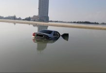 உறக்கத்தில் இருந்த ஓட்டுநரால் கார் கடலில்… ஓட்டுநர் கரையில்