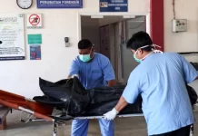 Rangka manusia atas bumbung bangunan di Sitiawan