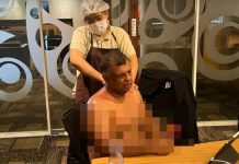 Virtual meeting இல் இருக்கும்போது மசாஜ் செய்து கொண்ட டோனி பெர்னாண்டஸ்; விமர்சிக்கும் நெட்டிசன்கள்