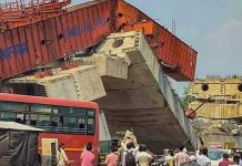மேம்பாலம் இடிந்து விழுந்ததால் பரபரப்பு- மகாராஷ்டிராவில் சம்பவம்