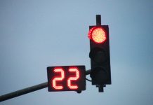 சமிஞ்சை விளக்கில் நிற்காமல் வந்த வேன் ஓட்டுநர் சுகனேஷ்வரன் சாலை விபத்தில் பலி