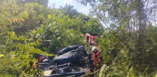 SUV கார் எக்ஸ்காவேட்டரில் மோதியதில் மாணவர் மரணம்- குடும்ப உறுப்பினர்கள் நால்வர் காயம்