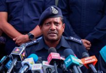 Godam papan menu restoran makanan segera, 2 ditahan