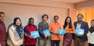 ஆயர் சிலாங்கூர் குழுவினர் மக்கள் ஓசைக்கு நல்லெண்ண வருகை: இனிப்புகள் தந்து தீபாவளி வாழ்த்து தெரிவித்தனர்.