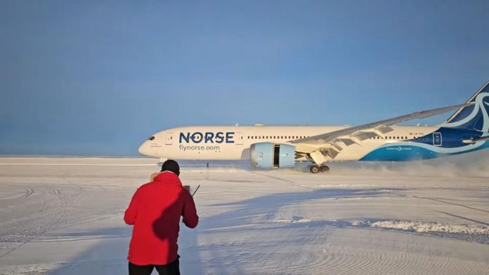 skynews-antarctica-plane_6363791