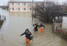 கருங்கடல் பகுதியில் புயல் ; மூவர் பலி- இருளில் மூழ்கிய நகரங்கள்