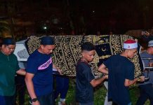 மகனால் கொடூரமாக படுகொலை செய்யப்பட்ட முதிய தம்பதியினர் நல்லடக்கம்