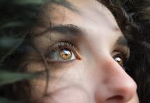 பெண்ணின் கண்களிலிருந்து உயிருள்ள 60 புழுக்களை அகற்றிய மருத்துவர்கள்