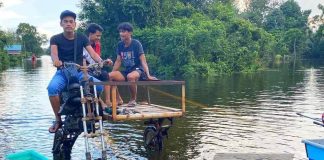 வெள்ளத்தால் பாதிக்கப்பட்டவர்களை மீட்க இளைஞர்கள் உருவாக்கிய புதுவித மோட்டார் சைக்கிள்