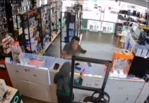 கைபேசி கடையில் ஏற்பட்ட தகராறு: அடிதடியில் முடிந்தது