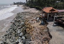 கடலலை தாக்கியதில் இடிந்த வீடு ; கோலா திரெங்கானுவில் சம்பவம்