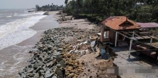 கடலலை தாக்கியதில் இடிந்த வீடு ; கோலா திரெங்கானுவில் சம்பவம்