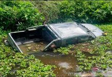 விபத்துக்குள்ளாகி கால்வாயில் விழுந்த வாகனம்; நீரில் மூழ்கி இருவர் பலி