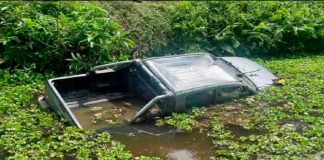 விபத்துக்குள்ளாகி கால்வாயில் விழுந்த வாகனம்; நீரில் மூழ்கி இருவர் பலி