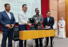 மனிதவள அமைச்சர் பதவியை ஸ்டீவன் சிம்மிடம் முறையாக ஒப்படைத்தார் வ. சிவகுமார்