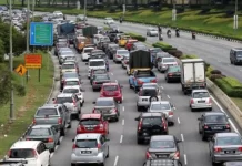 நாட்டின் பிரதான நெடுஞ்சாலைகளில் வாகனங்கள் மெதுவாக நகருகின்றன