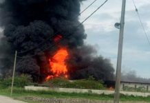 பொருட்கள் சேமித்து வைத்திருந்த கிடங்கு எரிந்து நாசமானதோடு இரண்டு தொழிலாளர்கள் காயமடைந்தனர்