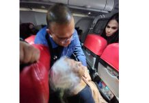 விமானத்தில் மூதாட்டிக்கு அவசர சிகிச்சை அளித்த மலேசிய மருத்துவர் சத்ய பிரகாஷ் நடராஜனுக்கு குவியும் பாராட்டு