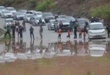 குவா மூசாங்கில் சாலை மூடப்பட்டதால் 100க்கும் மேற்பட்ட வாகனங்கள் சிக்கித் தவித்தன