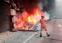 ஜோகூரில் சார்ஜ் செய்யும்போது தீப்பிடித்த மின்சார கார் காட்சியறை உரிமமின்றி இயங்கியதா?