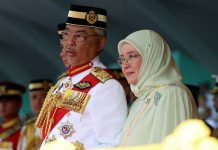 Agong, Raja Permaisuri berangkat ke istiadat perbarisan menjunjung kasih