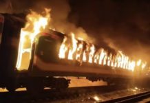 வங்காளதேசத்தில் பயணிகள் ரயிலுக்கு தீ வைப்பு; ஐவர் உடல் கருகி பலி